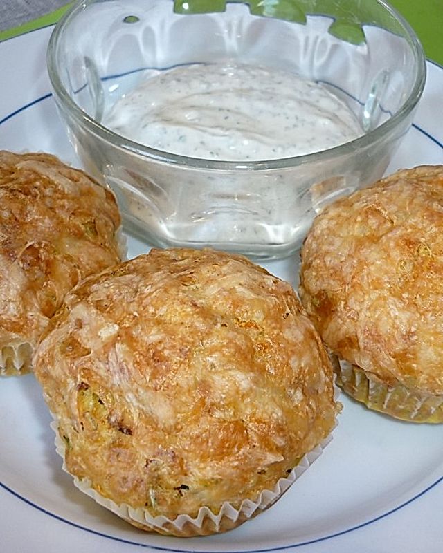 Möhren-Zucchini-Muffins mit Joghurt-Kräuter-Dip