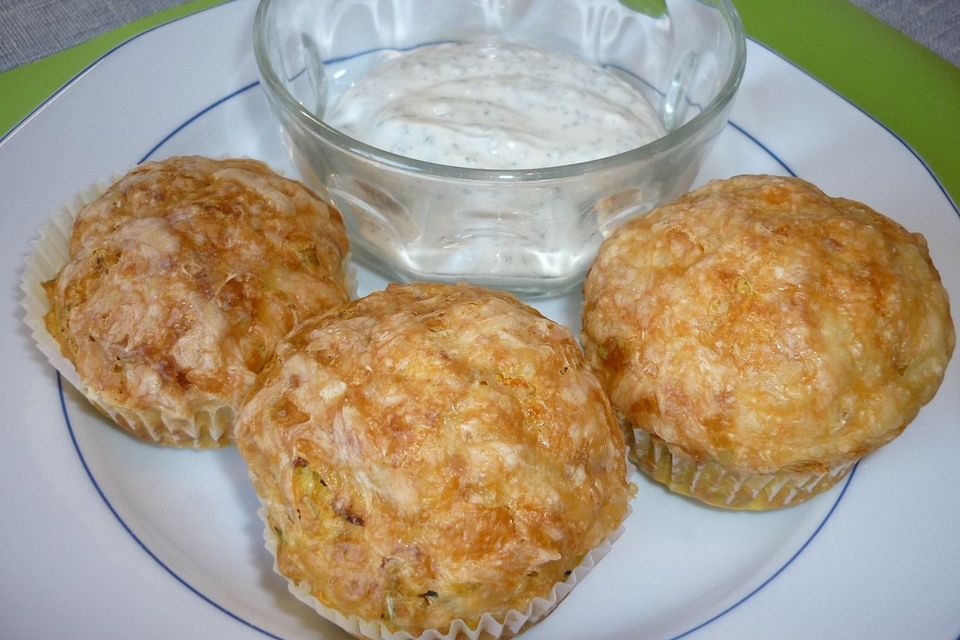 Möhren-Zucchini-Muffins mit Joghurt-Kräuter-Dip