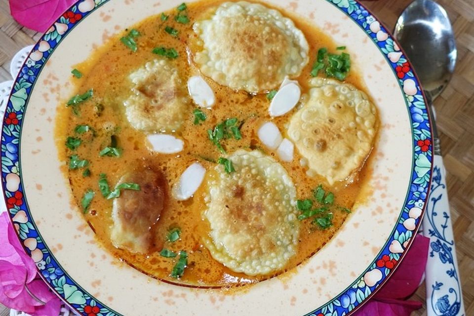 Würzige cremige Tomatensuppe mit gebratenen Ravioli di funghi