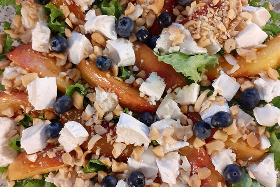 Salat mit gebratenen Nektarinen, Ziegenkäse, Blaubeeren und Cashewkernen