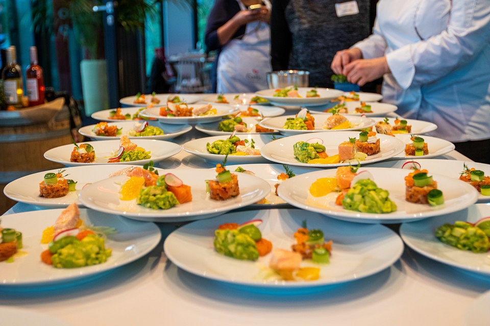 Gebeizter Lachs mit Avocado und Radieschen