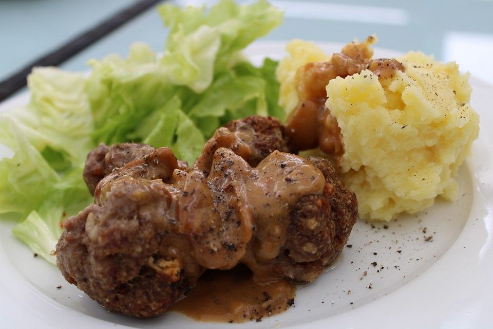 Schwedische Hackbällchen mit Stampfkartoffeln und brauner Soße