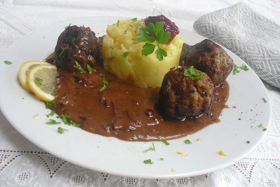 Schwedische Hackbällchen mit Stampfkartoffeln und brauner Soße