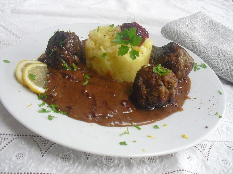 Schwedische Hackbällchen mit Stampfkartoffeln und brauner Soße von ...