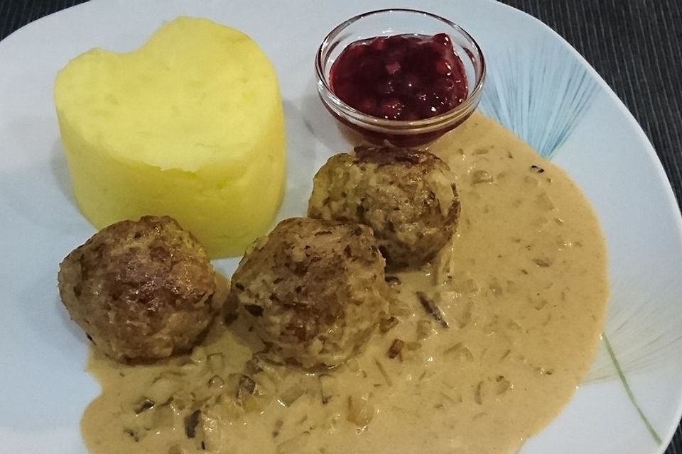 Schwedische Hackbällchen mit Stampfkartoffeln und brauner Soße