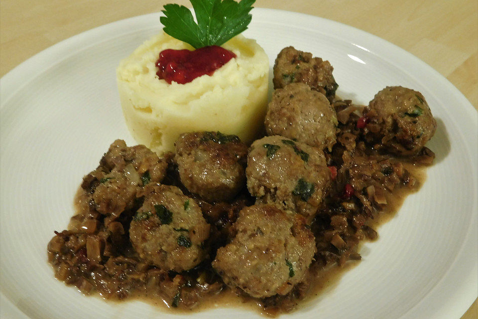 Schwedische Hackbällchen mit Stampfkartoffeln und brauner Soße