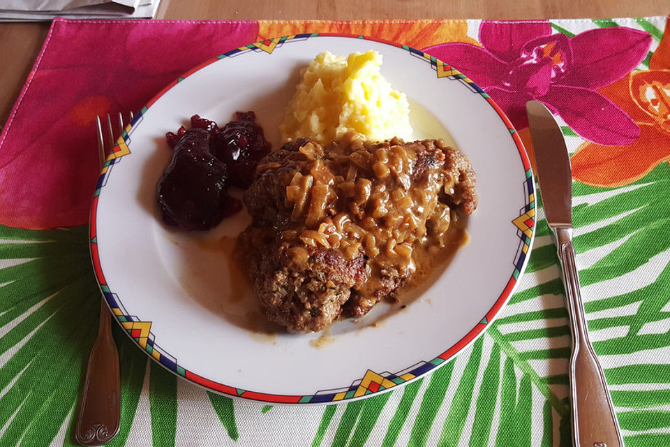 Schwedische Hackbällchen mit Stampfkartoffeln und brauner Soße