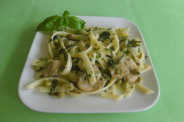 Nudeln mit Champignon-Erbsen-Basilikum-Sauce von movostu | Chefkoch