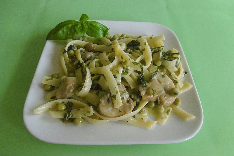 Nudeln mit Champignon-Erbsen-Basilikum-Sauce