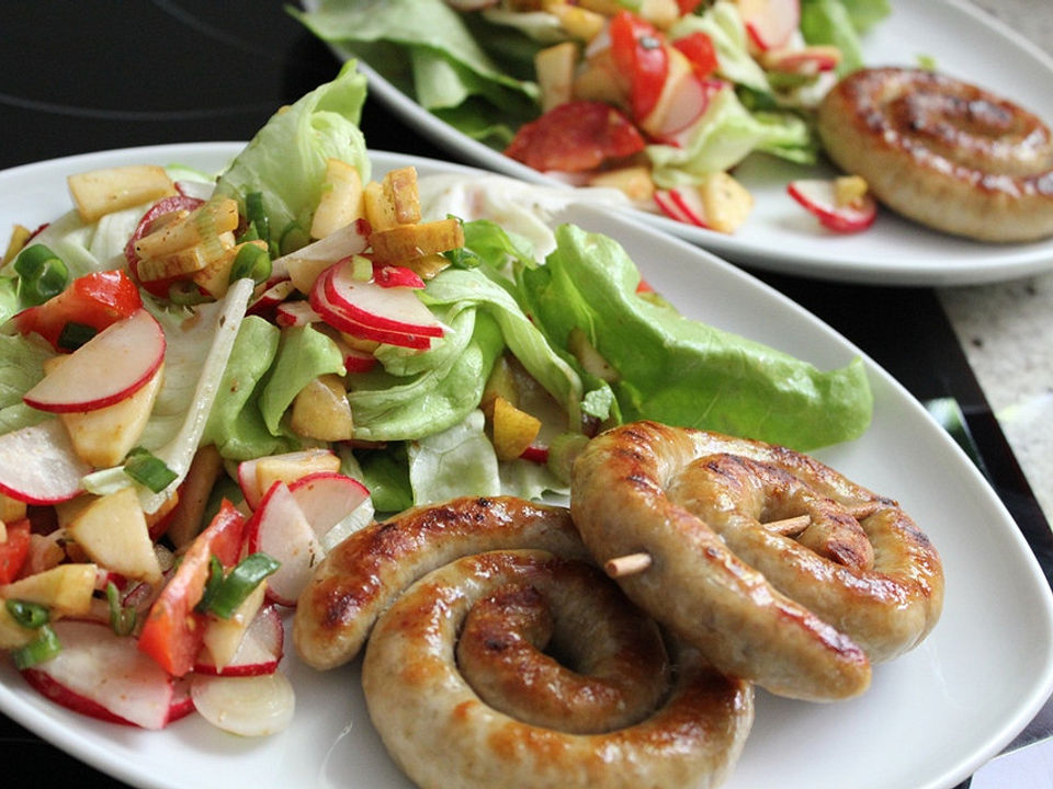 Salat mit Tomaten, Gurke und Bratwurst| Chefkoch