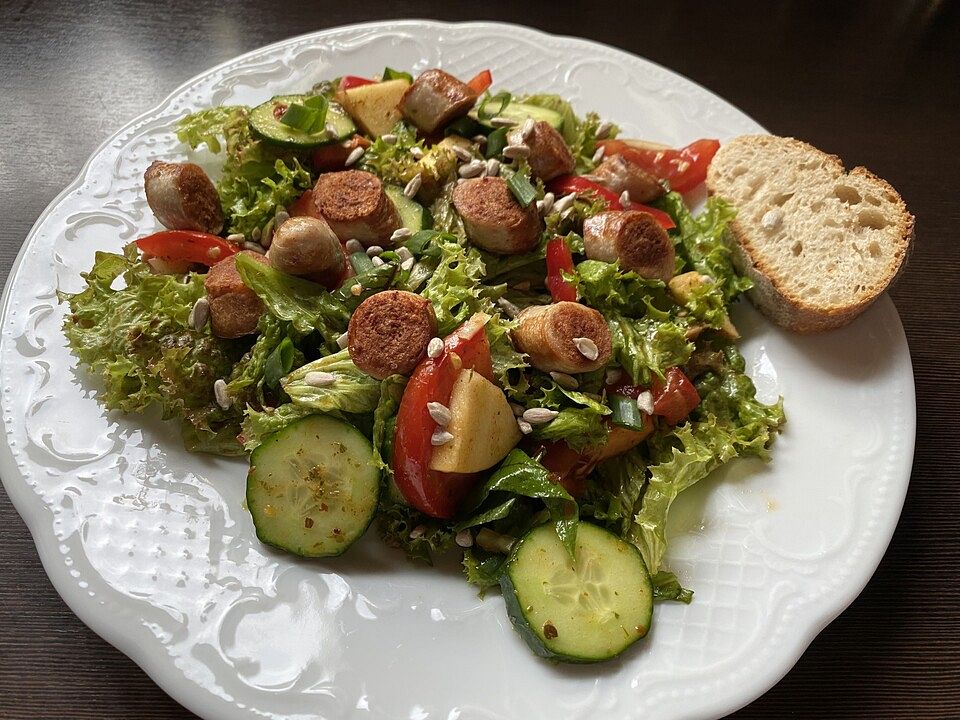 Salat mit Tomaten, Gurke und Bratwurst| Chefkoch