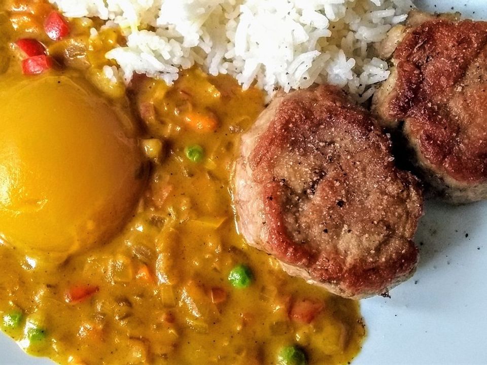 Schweinefilet-Medaillons mit Pfirsichen in pikant-fruchtiger Curry ...