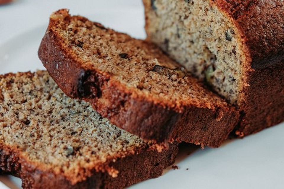 Bananenbrot mit Äpfeln und Nüssen