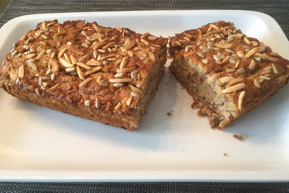 Bananenbrot mit Äpfeln und Nüssen