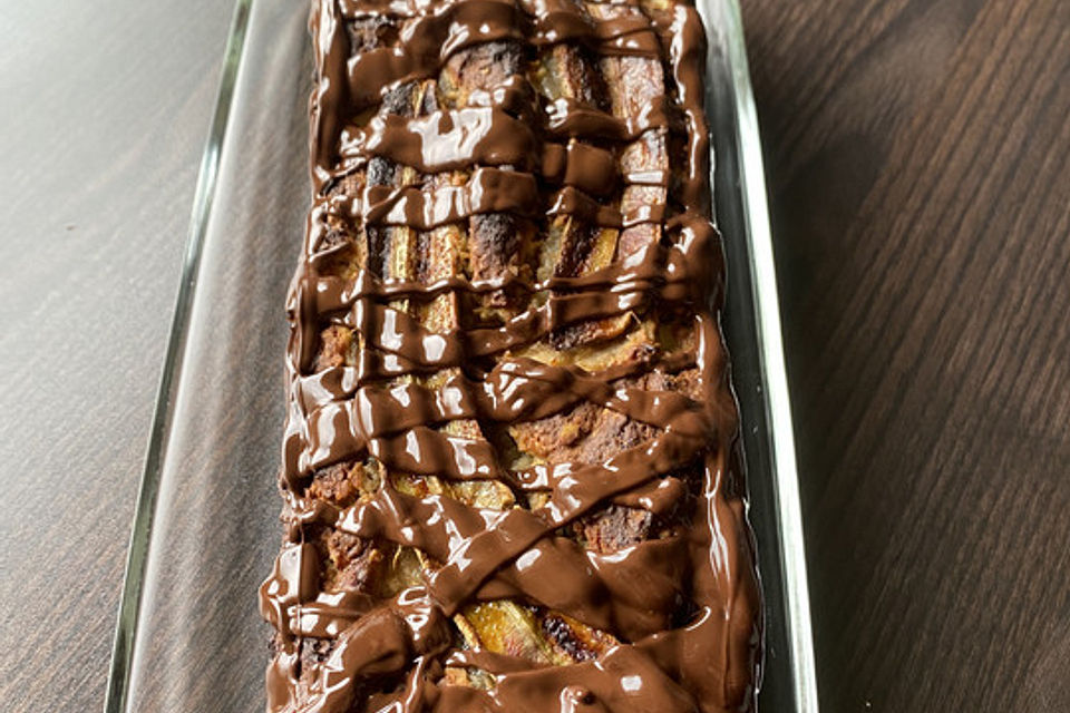 Bananenbrot mit Äpfeln und Nüssen