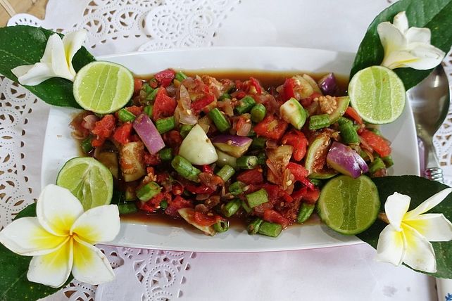 Sambal mit Schlangenbohnen und Auberginen auf Lombok Art von dieter ...