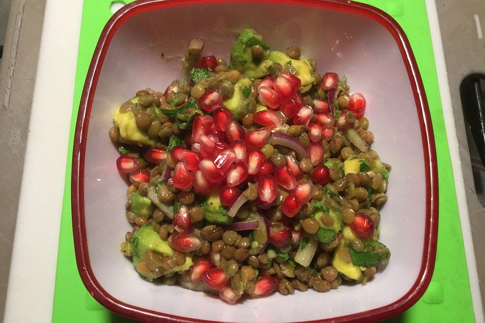 Linsensalat mit Avocado und Granatapfel