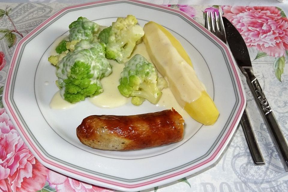 Bratwurst an Romanesco und Bamberger-Hörnchen à la Didi