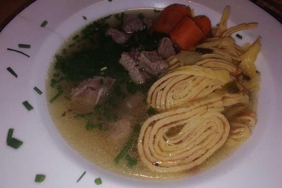 Rindersuppe mit Pfannkuchenstreifen