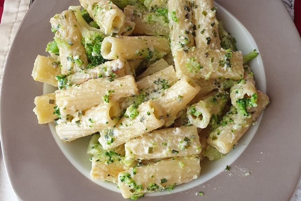 Nudelpfanne mit Brokkoli und Parmesan