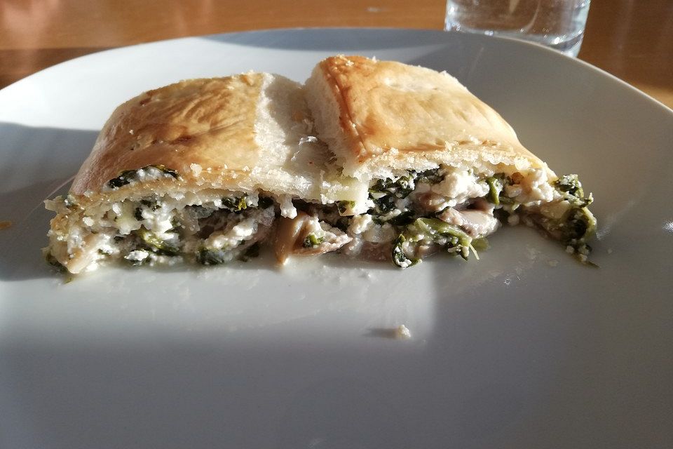 Blätterteigstrudel mit Blattspinat, Champignon und Ricotta