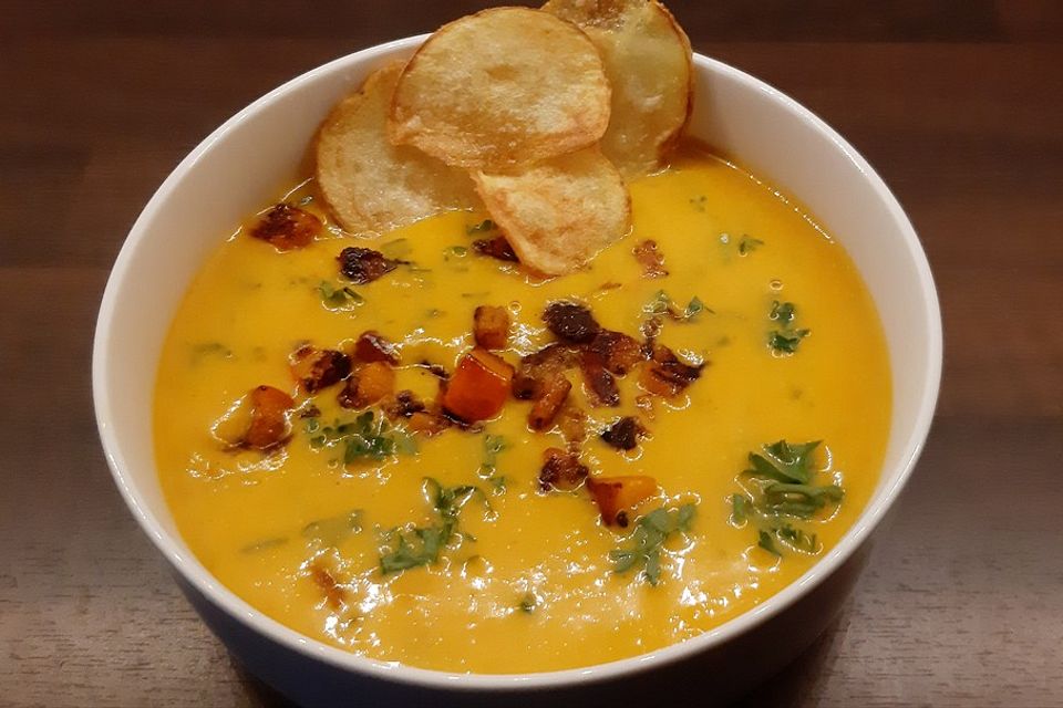 Kürbissuppe mit gebratenen Kürbiswürfeln und Kartoffelchips