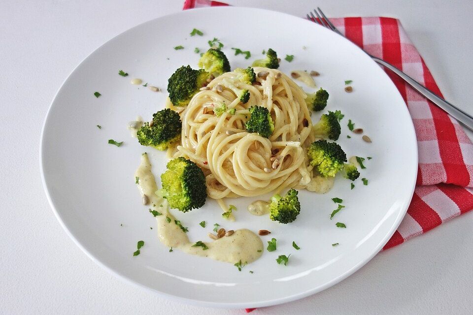 Pasta mit leichter Käsesauce und Gemüse