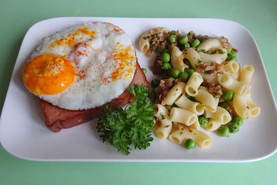 Spätzle-Erbsen-Pfanne mit Leberkäse und Spiegelei