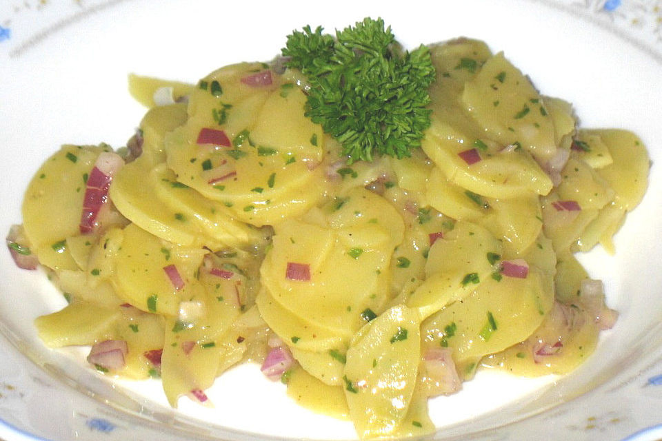 Kartoffelsalat mit roten Zwiebeln