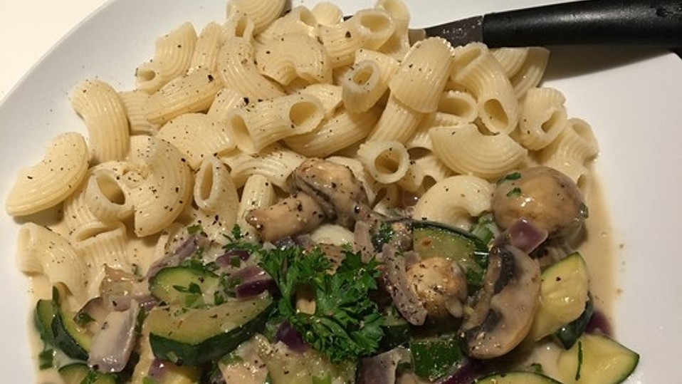 Schnelle vegane Champignon-Zucchini-Soße mit Dinkelhörnchen von ...