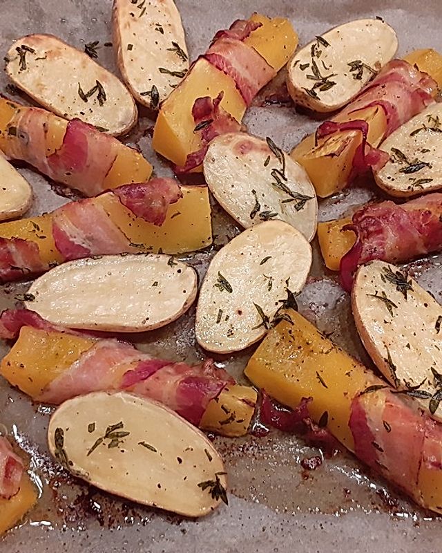 Kürbis im Speckmantel mit Ofenkartoffeln und Pesto-Schmand