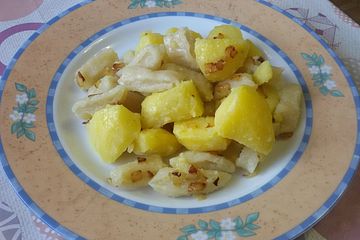 Galuschki oder ukrainische Mehlklößchen mit Kartoffeln und Zwiebeln