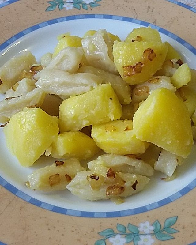 Galuschki oder ukrainische Mehlklößchen mit Kartoffeln und Zwiebeln