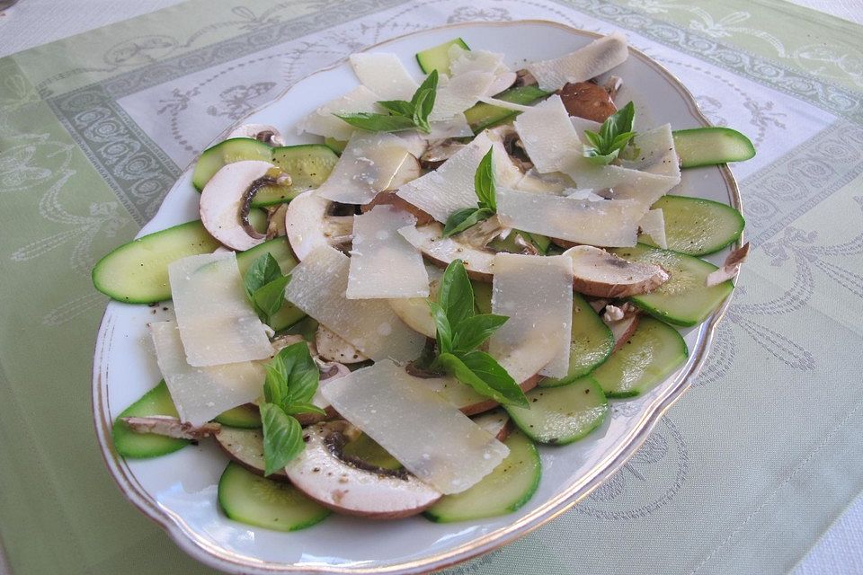 Zucchini-Carpaccio mit Champignons und Parmesan