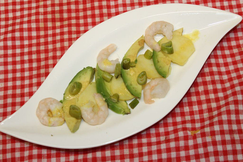 Kartoffelsalat mit Avocado und Shrimps