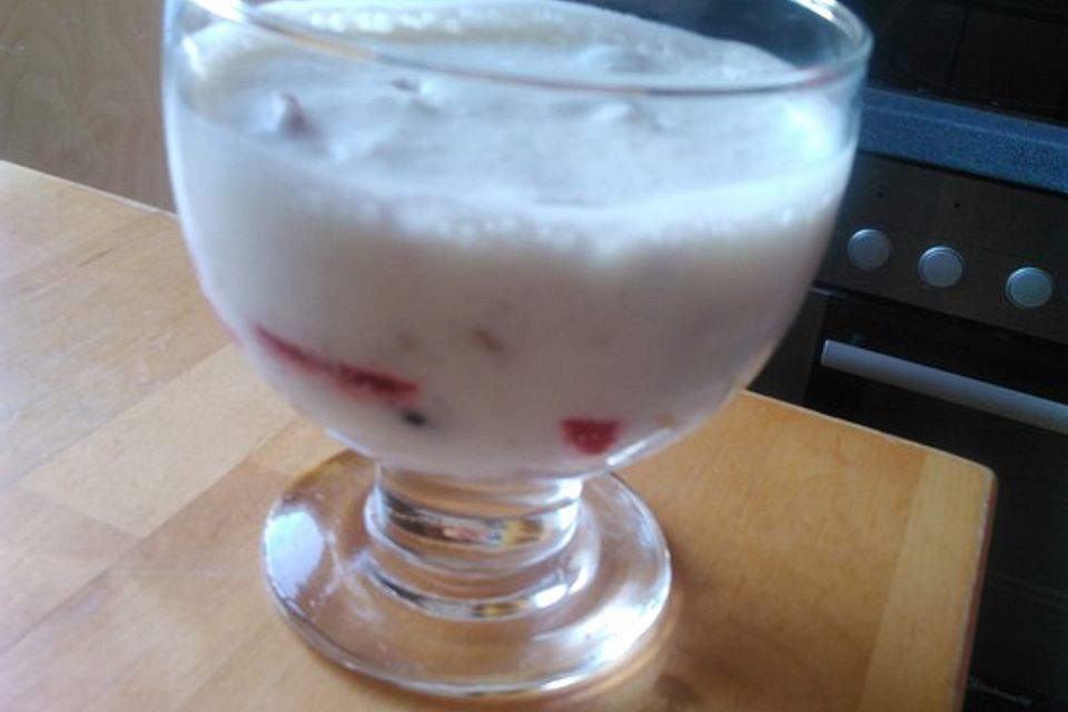 Frischkäsecrème mit Erdbeeren und Blaubeeren im Glas