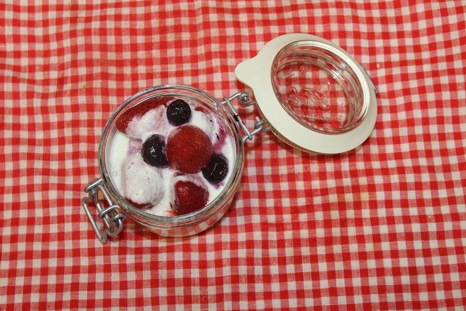 Frischkäsecrème mit Erdbeeren und Blaubeeren im Glas