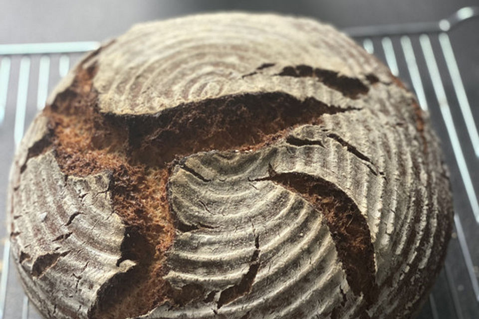 Dinkel-Weizen-Kichererbsen-Vollkorn-Brot mit Sauerteig und Chiasamen aus dem Bräter