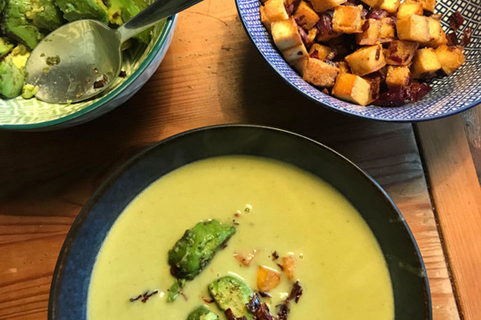 Erbsen-Bohnen-Suppe mit gegrillter Avocado