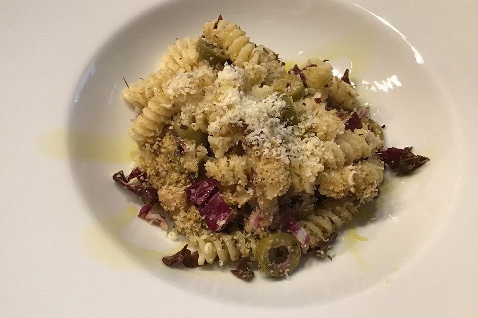 Pasta mit Radicchio und Zitronen-Walnuss-Bröseln