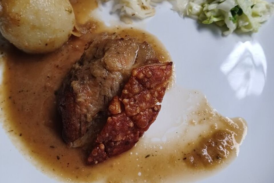 Schweinekrustenbraten in Zwiebel - Bier - Sauce