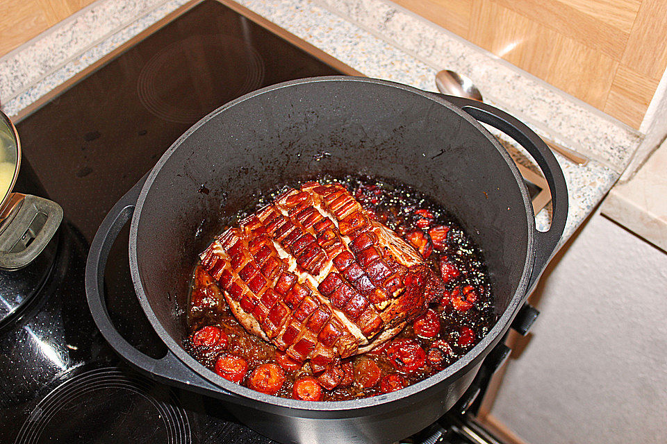 Schweinekrustenbraten in Zwiebel - Bier - Sauce