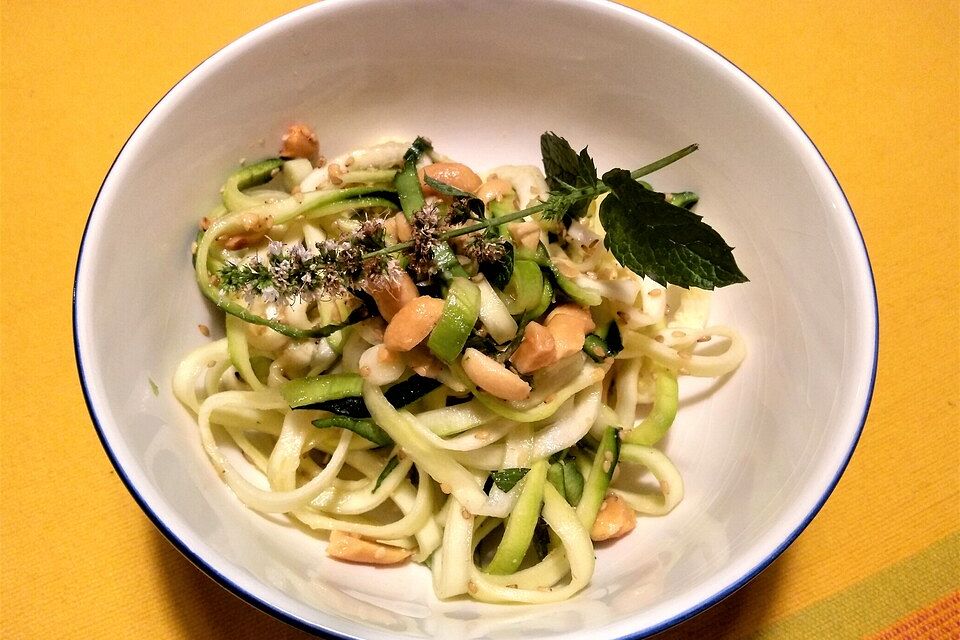 Zoodles (Zucchini) Salat mit Sesam und Erdnuss