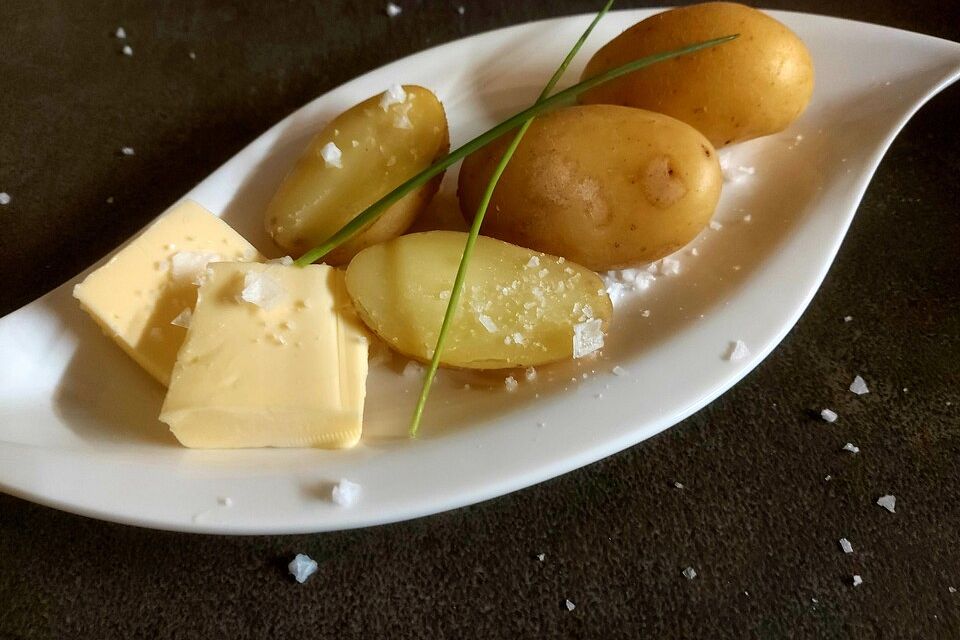 Pellkartoffeln aus dem Römertopf mit Butter und Salz