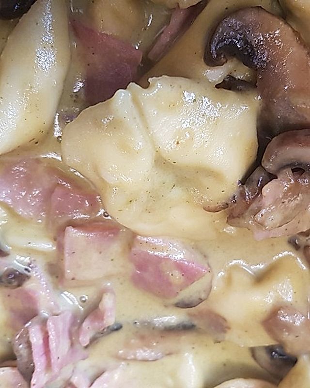 Tortelloni mit Schinken-Champignon-Käse-Sahnesauce