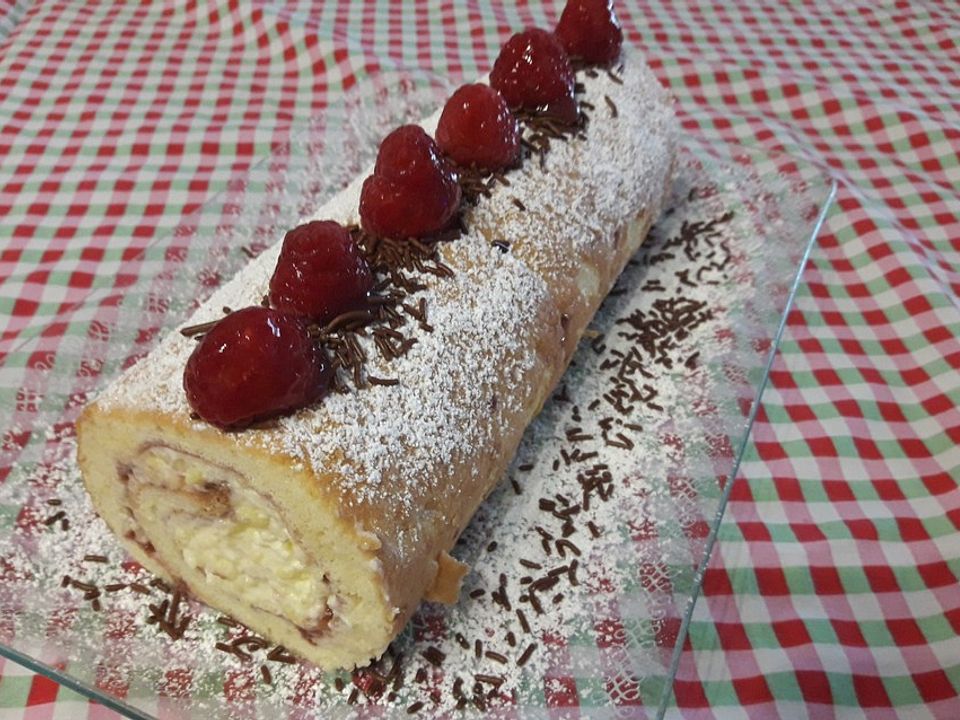 Biskuitrolle mit Himbeeren und Puddingcreme von eisbobby| Chefkoch