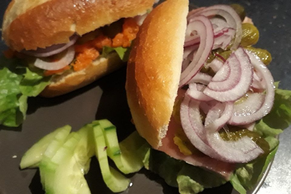 Matjesbrötchen mit Salatgurken