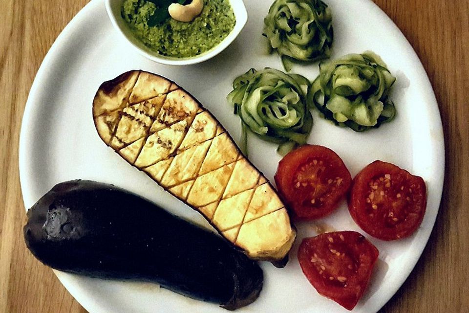 Marinierte Auberginen mit Cashew-Kräuter-Creme und Gurkensalat