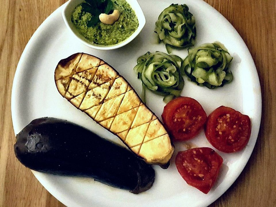 Marinierte Auberginen mit Cashew-Kräuter-Creme und Gurkensalat von ...