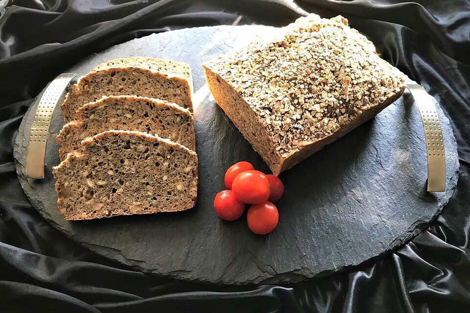 Mehrkorn-Vollkornbrot mit Roggen, Weizen und Dinkel und extra vielen Körnern